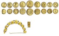 Лот 149 Браслет, выполненный из золотых монет для дворцового обихода.